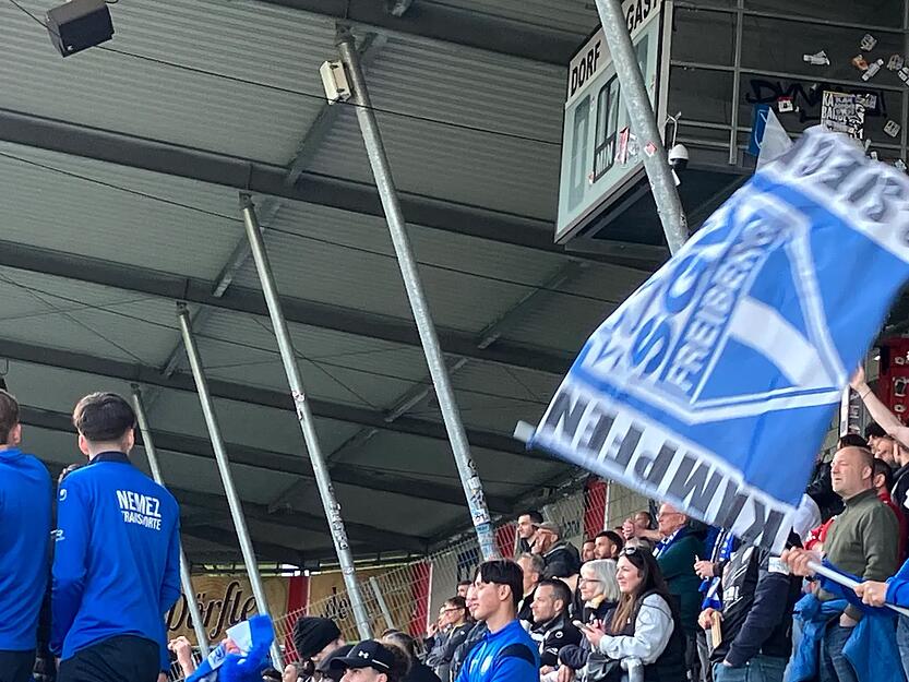 Die Anh&auml;nger des SGV, darunter viele Jugendspieler des Vereins, feiern hier lautstark jede Aktion.