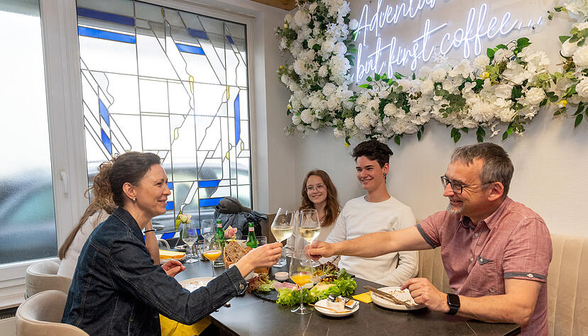 Bunt gemischt: Das Café Fleur in der Lohtorstraße ist vor allem am Wochenende beliebt bei Frühstücksgästen jeden Alters. Bunt gemischt: Das Café Fleur in der Lohtorstraße ist vor allem am Wochenende beliebt bei Frühstücksgästen jeden Alters.