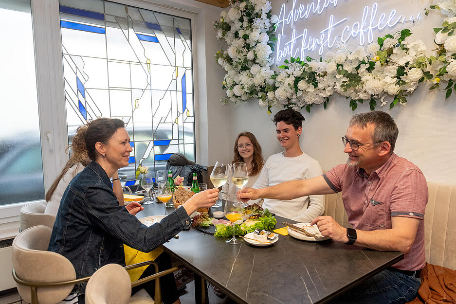 Bunt gemischt: Das Café Fleur in der Lohtorstraße ist vor allem am Wochenende beliebt bei Frühstücksgästen jeden Alters.
