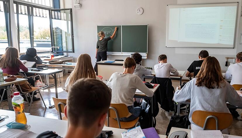 Im Max-Planck-Gymnasium Karlsruhe findet eine Unterrichtsstunde einer zehnten Klasse statt. Im Max-Planck-Gymnasium Karlsruhe findet eine Unterrichtsstunde einer zehnten Klasse statt.