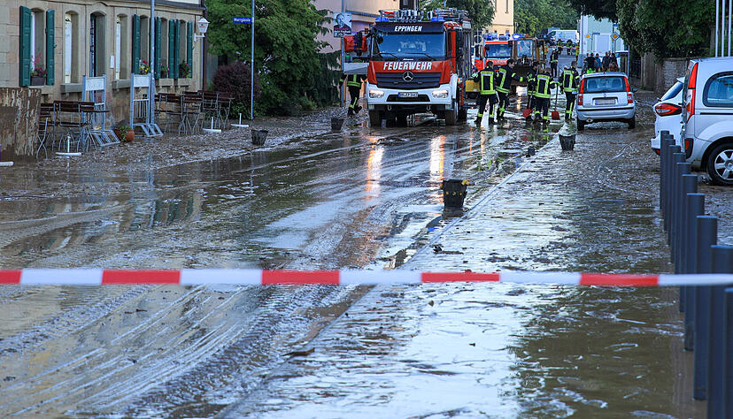 So sah es in Gemmingen nach dem Unwetter mit Starkregen am 13. Mai aus: Wasser stand in Straßen und Gebäuden und brachte eine Schlammflut mit sich. So sah es in Gemmingen nach dem Unwetter mit Starkregen am 13. Mai aus: Wasser stand in Straßen und Gebäuden und brachte eine Schlammflut mit sich.
