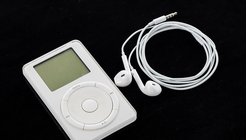 2001: Durch die weißen Kopfhörer war der erste iPod schon von Weitem zu erkennen. 2001: Durch die weißen Kopfhörer war der erste iPod schon von Weitem zu erkennen.