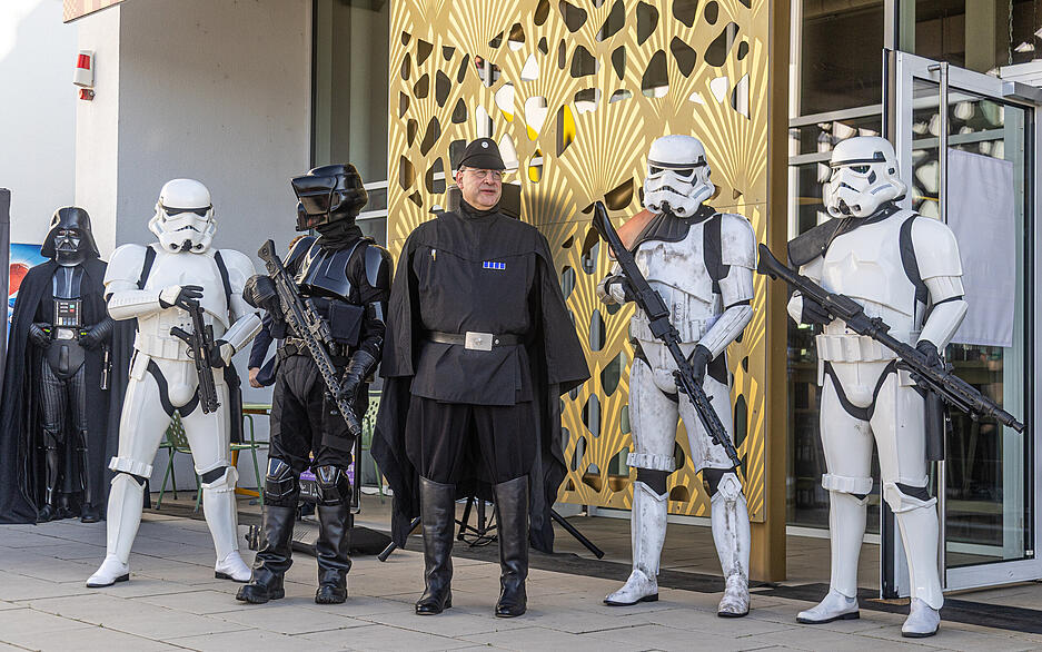Ob Jedi-Ritter, Sith-Lords oder Droiden – fantasievolle Kostüme und liebevoll gestaltete Charaktere lassen das Star Wars-Universum hautnah lebendig werden.
