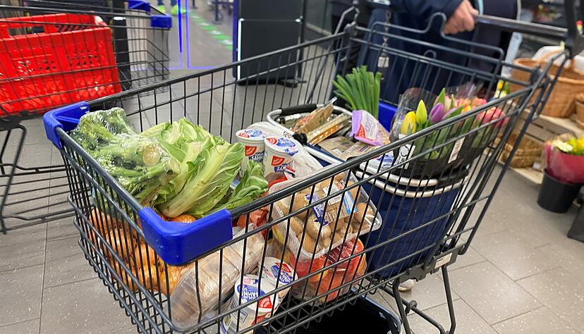 Ein gut gef&uuml;llter Einkaufswagen am Samstagmorgen in Neuenstadt.