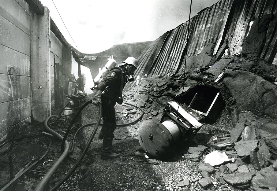 19.06.1985:  Erst eine Woche zuvor war der Verbrauchsmarkt nach einer Modernisierung wiedereröffnet.  Die am frühen Nachmittag gerufenen 130 Feuerwehrleute verhindern, dass das 2500 Quadratmeter große Gebäude vollständig zum Raub der Flammen wurde.