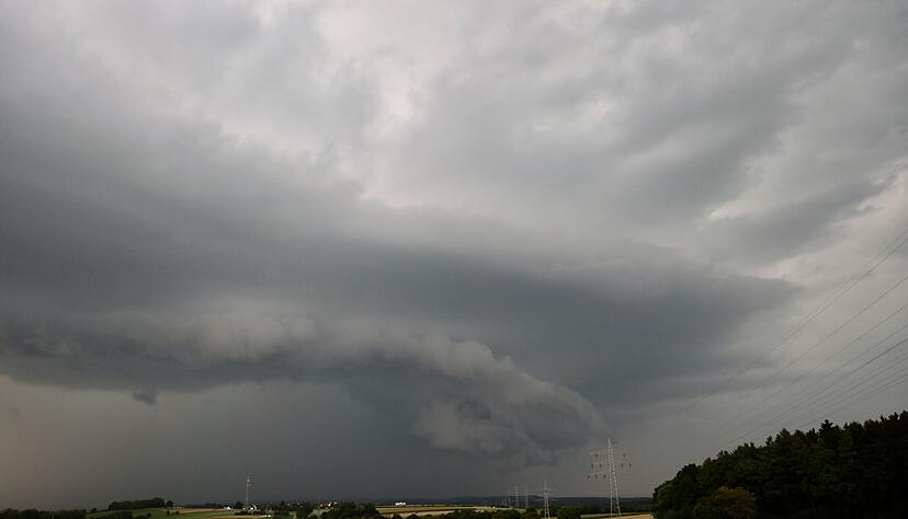Wetterexperten erwarten Gewitter und unwetterartiger Starkregen - vor allem im Osten Baden-Württembergs. (Symbolbild) Wetterexperten erwarten Gewitter und unwetterartiger Starkregen - vor allem im Osten Baden-Württembergs. (Symbolbild)