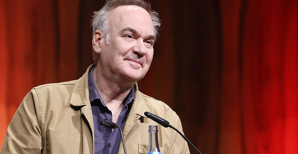 Als &bdquo;ein Meister des Spiels mit Regeln und Genres, mit Gattungen und Formen&ldquo; w&uuml;rdigte die Jury Preistr&auml;ger Herv&eacute; Le Tellier. Am Abend vor der Verleihung las der Autor in Schw&auml;bisch Hall.