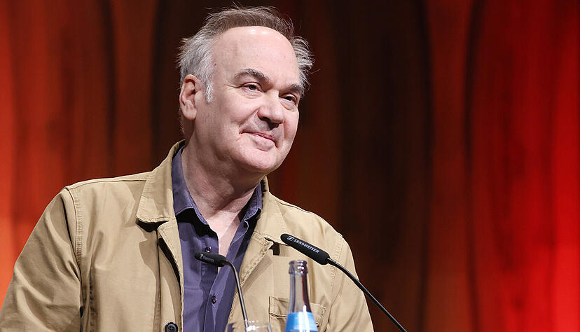 Als &bdquo;ein Meister des Spiels mit Regeln und Genres, mit Gattungen und Formen&ldquo; w&uuml;rdigte die Jury Preistr&auml;ger Herv&eacute; Le Tellier. Am Abend vor der Verleihung las der Autor in Schw&auml;bisch Hall.