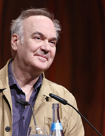 Als &bdquo;ein Meister des Spiels mit Regeln und Genres, mit Gattungen und Formen&ldquo; w&uuml;rdigte die Jury Preistr&auml;ger Herv&eacute; Le Tellier. Am Abend vor der Verleihung las der Autor in Schw&auml;bisch Hall.