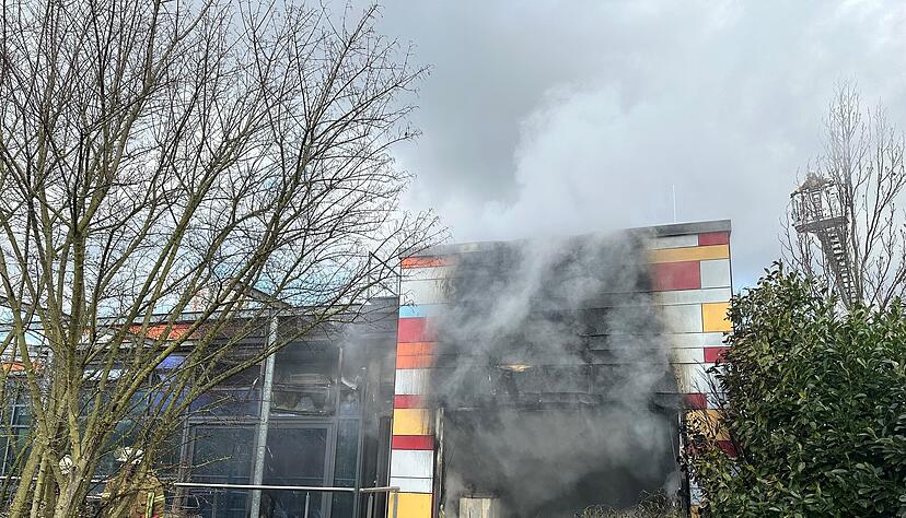 Fenster zerborsten, Innenraum zerstört: Drei Saunen brennen fast komplett aus.