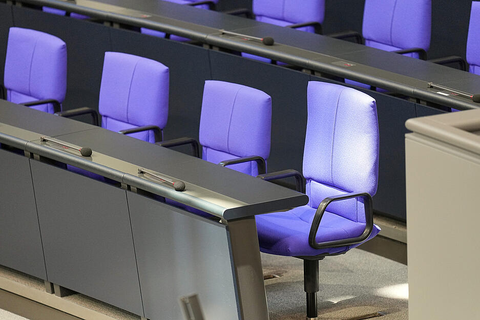 Blick auf die leere Regierungsbank – der Platz des Bundeskanzlers (vorne rechts) im Bundestag ist verwaist.