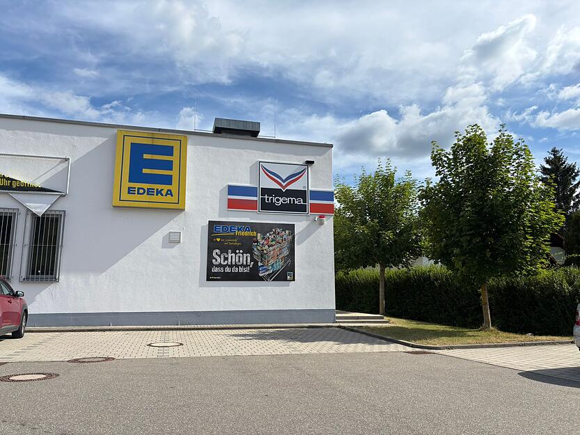 Auch an diesem Edeka-Markt prangt das Trigema-Logo. Die Sorge um Wolfgang Grupp, der ins Krankenhaus eingeliefert wurde, ist in Burladingen groß.