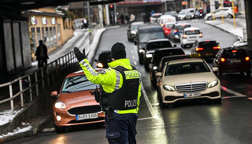 Die Polizei regelt den Verkehr an einer Kreuzung am S-Bahnhof Zehlendorf.