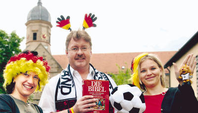 Die Sontheimer &bdquo;Fangemeinde&ldquo; bereitet sich auf einen Gottesdienst zum Thema Fu&szlig;ball vor (von links): Praktikantin Eva F&auml;hnle mit Pfarrer Thomas Frey und Gemeindereferentin Tanja Weber. (Foto: Ulrike Kugler)