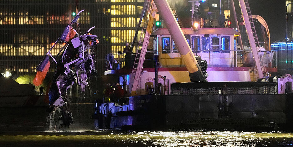 Ein Kran hebt das Wrack des in den Hudson River gestürzten Hubschraubers an.