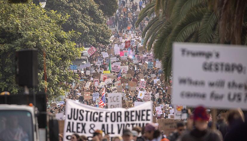 Auch in San Francisco demonstrieren viele Menschen gegen die Migrations-Politik und das Vorgehen der Bundesbehörden. Auch in San Francisco demonstrieren viele Menschen gegen die Migrations-Politik und das Vorgehen der Bundesbehörden.