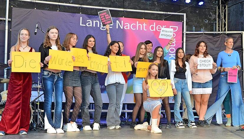 Die Heinrich-von-Kleist-Realschüler zeigen bei einer Modenschau, was sie in einem Upcycling-Workshop erarbeitet haben.