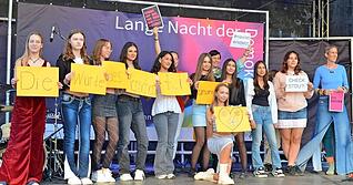 Die Heinrich-von-Kleist-Realschüler zeigen bei einer Modenschau, was sie in einem Upcycling-Workshop erarbeitet haben.