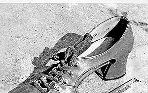 Die Polizei findet einen Schuh von Leni H. hinter einem Hasenstall.
Fotos: HSt-Archiv Die Polizei findet einen Schuh von Leni H. hinter einem Hasenstall.
Fotos: HSt-Archiv