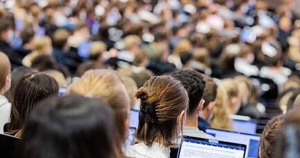 Studierende haben einer Umfrage zufolge mehr Gesundheitsprobleme. Demnach kämpfen sie öfter mit Stress, Rücken- und Kopfschmerzen und anderen Beschwerden als noch vor ein paar Jahren. Studierende haben einer Umfrage zufolge mehr Gesundheitsprobleme. Demnach kämpfen sie öfter mit Stress, Rücken- und Kopfschmerzen und anderen Beschwerden als noch vor ein paar Jahren.