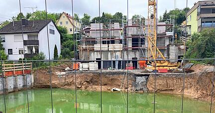 Noch immer steht Wasser in der Baugrube in der Leintalstraße in Heilbronn-Frankenbach. Zur Stabilisierung werden nun Schroppen, vorne rechts im Bild, angeschüttet. Hinten ist der Turmdrehkran zu sehen.
Fotos: Adrian Hoffmann