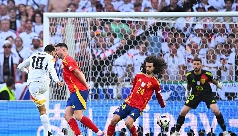 Die Szene in der Deutschland keinen Elfmeter bekommen hat gegen Spanien. Die Szene in der Deutschland keinen Elfmeter bekommen hat gegen Spanien.
