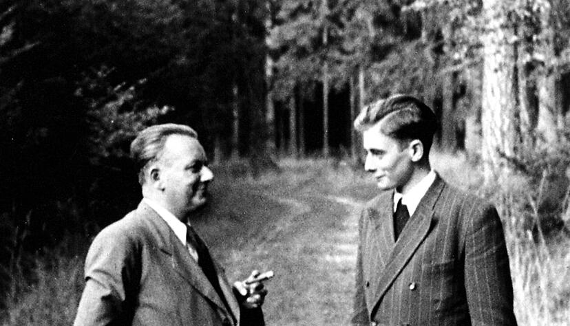 Früh nahm Firmengründer Adolf Würth (links) seinen Sohn von der Schule. Ein Geniestreich, findet der im Nachhinein. Bis zum frühen Tod des Vaters im Jahr 1954 profitierte der Sohn im Betrieb noch fünf Jahre von dessen Wissen.