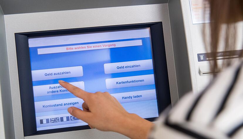 Wie teuer darf das Girokonto sein? Mehr als 700 Angebote von 182 Banken und Sparkassen hat die Stiftung Warentest Finanzen unter die Lupe genommen.