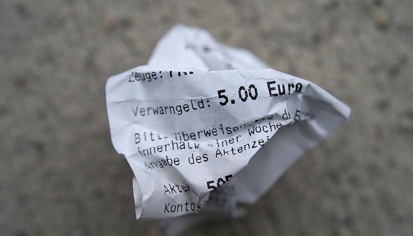 Zerknülltes Knöllchen - eine Prüfung auf Echtheit lohnt sich. (Symbolbild) Zerknülltes Knöllchen - eine Prüfung auf Echtheit lohnt sich. (Symbolbild)