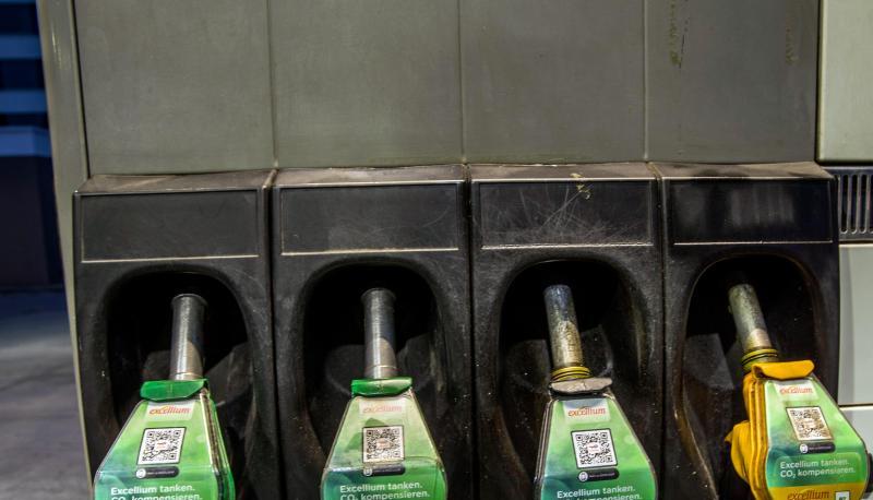 Zapfpistolen f&uuml;r die Kraftstoffe Benzin Super E10, Benzin Super E5, Diesel und excellium Diesel h&auml;ngen an einer Zapfs&auml;ule an einer Tankstelle in Berlin.