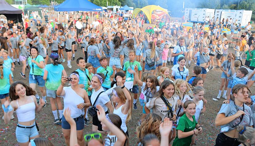 Tanzend in den Sonnenuntergang: Die Turni-Party auf den Wertwiesen wird von vielen hei&szlig; herbeigesehnt. Entsprechend ausgelassen ist die Stimmung.