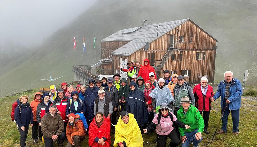 Gruppenbild mit Nebel: Die Teilnehmer der zehnten Stimme-Leserreise vor der Heilbronner Hütte in den österreichischen