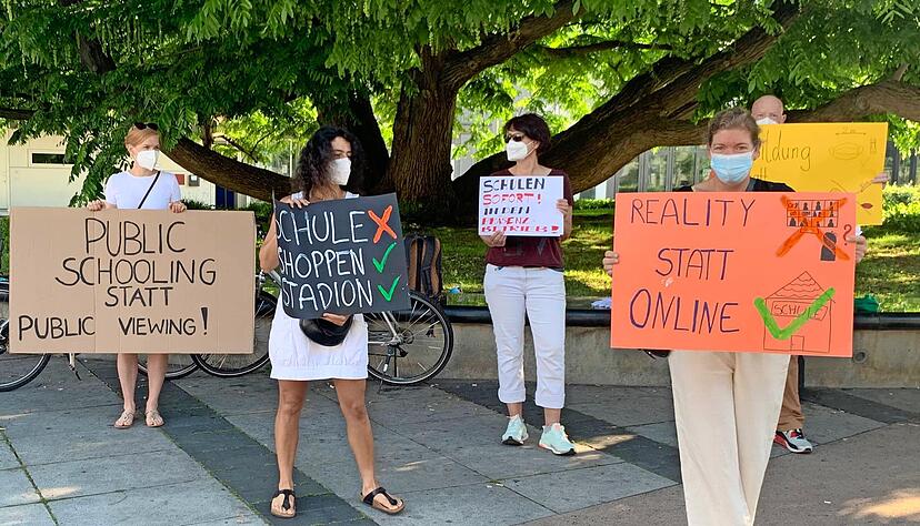 Rund 20 Teilnehmer versammeln sich, um gegen den Wechselunterricht an Schulen zu protestieren.
Foto: Linda Saxena