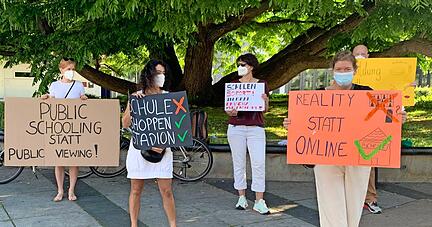Rund 20 Teilnehmer versammeln sich, um gegen den Wechselunterricht an Schulen zu protestieren.
Foto: Linda Saxena