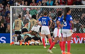 Deutschlands Spielerinnen (l) bejubeln nach dem Abpfiff den Einzug ins EM-Finale.