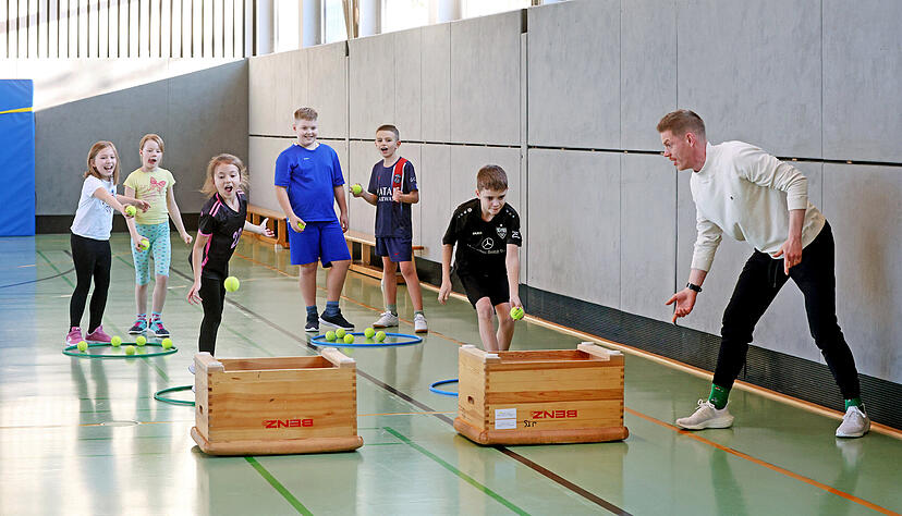 Die Kinder der Staufenbergschule werden von Trainer Sven Simpfend&ouml;rfer bei der Sport-AG dienstags angeleitet.