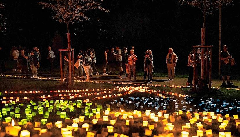Wenn es das Wetter zul&auml;sst, entz&uuml;nden die Mitglieder des OCV aus Obergimpern 10.000 Teelichter im Kurpark.