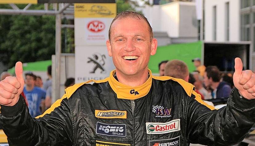 So hat man ihn nach Rallyes häufig gesehen und so hat er sich danach auch selbst gerne gesehen: Rainer Noller in Siegerpose. So hat man ihn nach Rallyes häufig gesehen und so hat er sich danach auch selbst gerne gesehen: Rainer Noller in Siegerpose.