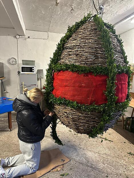 Die Landfrauenvorsitzende Katharina Haag bereitet das Reben-Ei f&uuml;r den traditionellen Osterschmuck vor.