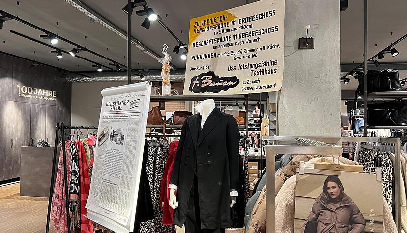 Neben einem Ausschnitt aus der Heilbronner Stimme vom 23. November 1949 steht ein 100 Jahre alter Anzug. Handgen&auml;ht und aus edlem Zwirn.