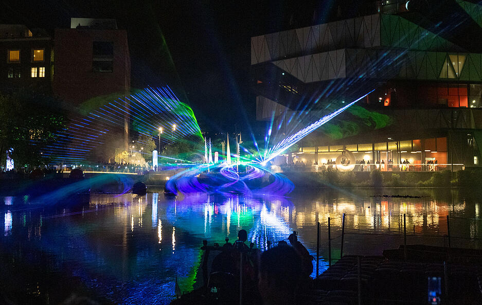 Beim Heilbronner Lichterfest werden vom 19. bis 21. Juni rund um den Neckar 100.000 Besucher erwartet. Der Auftakt am Donnerstag lockte Besucher mit Livemusik und Lichterglanz. Beim Heilbronner Lichterfest werden vom 19. bis 21. Juni rund um den Neckar 100.000 Besucher erwartet. Der Auftakt am Donnerstag lockte Besucher mit Livemusik und Lichterglanz.