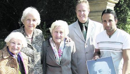Erika Muddemann (Zweite von links) auf den Spuren ihrer Bönnigheimer Kindheit im Gespräch mit Bürgermeister Kornelius Bamberger, dem Historiker Jörg Mann (rechts, mit Bild von Emil Amann in der Hand), der Cousine Alix Comerell, und Agnes Mann (Erste von links). (Foto: Ulrike Maushake) Erika Muddemann (Zweite von links) auf den Spuren ihrer Bönnigheimer Kindheit im Gespräch mit Bürgermeister Kornelius Bamberger, dem Historiker Jörg Mann (rechts, mit Bild von Emil Amann in der Hand), der Cousine Alix Comerell, und Agnes Mann (Erste von links). (Foto: Ulrike Maushake)