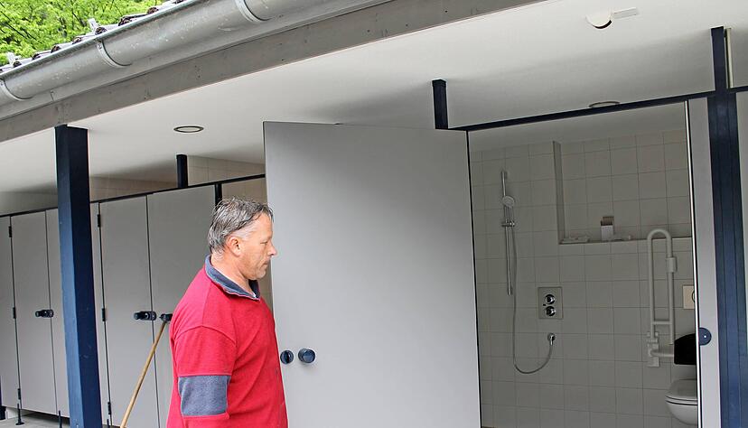 Rettungsschwimmer Manuel Sch&uuml;hle zeigt das neue Behinderten-WC mit Dusche. Der Sanit&auml;rtrakt im Freibad ist modernisiert.
Fotos: Sabine Friedrich