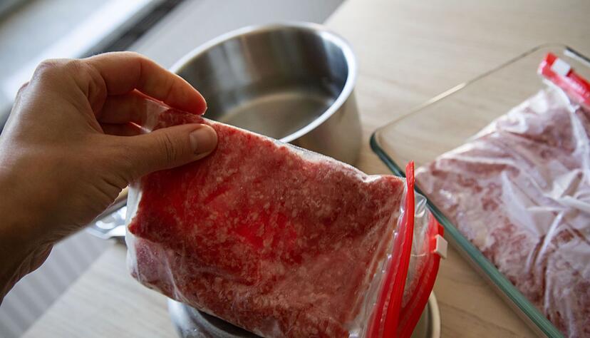 Schritt 3: Fleisch in der weichen Mitte falten, damit es komplett zwischen die T&ouml;pfe passt.