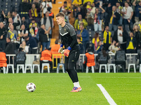 Alexander Nübel: Beim Elfmeter im falschen Eck. Glücksspiel. Ansonsten unauffällig. Note: 4