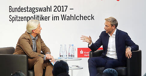 Lindner (rechts) im Gespr&auml;ch mit Stimme-Chefredakteur Uwe Ralf Heer. Foto: Veigel