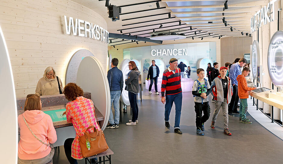 Besucher entdecken neuen KI-Pavillon der Experimenta Heilbronn