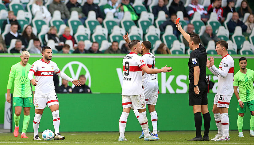 VfB-Kapitän wird mit einer gelb-roten Karte von Schiedsrichter Sven Jablonski vom Platz geschickt. Eine Fehlentscheidung. VfB-Kapitän wird mit einer gelb-roten Karte von Schiedsrichter Sven Jablonski vom Platz geschickt. Eine Fehlentscheidung.