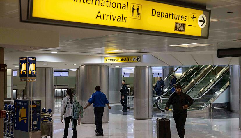 Die Einreise per Esta-Antrag in die USA könnte künftig für Touristen und Geschäftsreisende an der Grenze noch komplizierter werden. Die Einreise per Esta-Antrag in die USA könnte künftig für Touristen und Geschäftsreisende an der Grenze noch komplizierter werden.