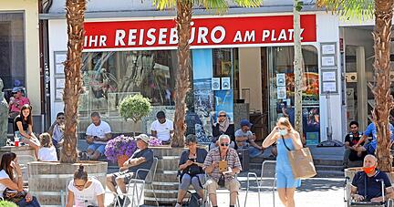 Warum denn in die Ferne schweifen, wenn auch am Heilbronner Kiliansplatz Palmen stehen? In Corona-Zeiten machen viele lieber daheim Urlaub.
Foto: Ralf Seidel